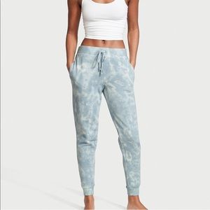NWT VICTORIA’S SECRET FLEECE JOGGERS 🔥🔥🔥 HOST PICK!! 🤩🔥🤩